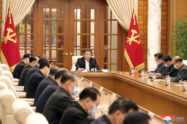 緊急招集された朝鮮労働党政治局会議の出席者もオールマスク（Ｃ）ロイター／朝鮮中央通信