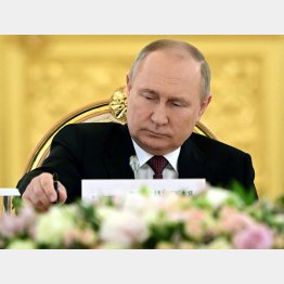 心中穏やかではない（CSTO首脳会議でのロシアのプーチン大統領）　（Ｃ）ロイター／Sputnik