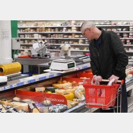 値札と値段が違うことも（ロシア・ノヴォシビルスクの大型スーパー店で買い物をする客）　（Ｃ）Sputnik／共同通信イメージズ