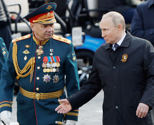 軍事パレードの後、赤の広場を歩きながら話すプーチン大統領（右）とショイグ国防相（Ｃ）ロイター