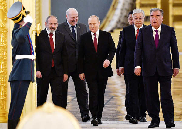 プーチン大統領（央）は、CSTO首脳会議で結束をアピールするつもりが…（Ｃ）ロイター