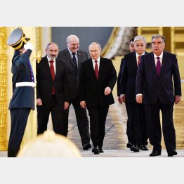 プーチン大統領（央）は、CSTO首脳会議で結束をアピールするつもりが…（Ｃ）ロイター