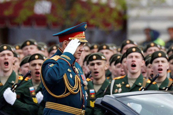 対独戦勝記念日、車上で敬礼し軍事パレードをするショイグ国防相（Ｃ）ロイター＝共同