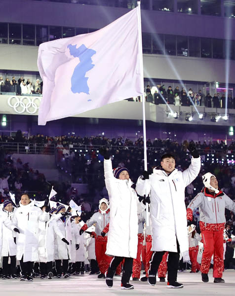 2018年平昌五輪開会式で韓国代表選手と「統一旗」を揚げて行進した北朝鮮選手（Ｃ）共同通信社