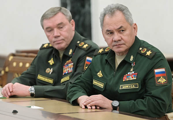 2人とも“生存”確認（左から、ゲラシモフ参謀総長、ショイグ国防相）　（Ｃ）ロイター／Sputnik／Kremlin