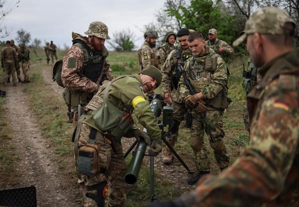 ウクライナも抵抗して戦う（軍事演習で、対戦車グレネードランチャーを習得するウクライナ国土防衛軍の兵士たち）／（Ｃ）ロイター