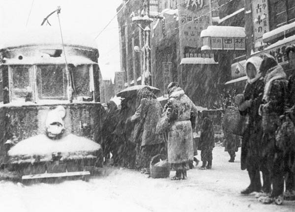 雪の中、市電の停留所で並ぶ札幌市民（1947年11月20日撮影）／（Ｃ）共同通信社