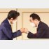 むなしいグータッチ（Ｃ）日刊ゲンダイ