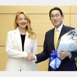 岸田首相を表敬訪問したチーナ・カーロリさん（Ｃ）共同通信社
