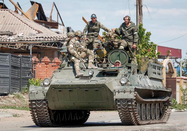 約3万人が戦闘不能（装甲車両の上に乗るロシア兵＝ウクライナ・マリウポリ）／（Ｃ）ロイター