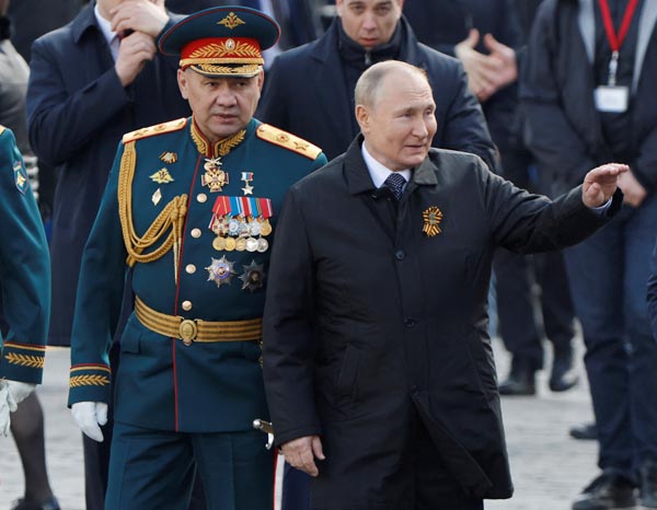対独戦勝記念日で、一緒に赤の広場を歩くプーチン大統領とショイグ国防相（Ｃ）ロイター