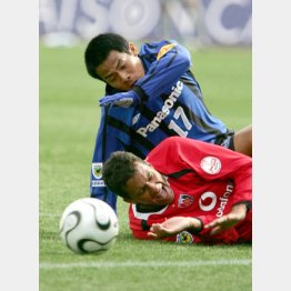 2006年スーパ―杯で浦和FWワシントンとマッチアップ（Ｃ）Norio ROKUKAWA／office La Strada