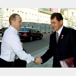 非常事態相だった頃のセルゲイ・ショイグ氏（右）とプーチン氏（2000年）／（Ｃ）ロイター