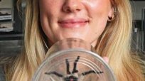 400匹のクモを飼う28歳の英国人女性「私にとってはポケモンのようなもの」