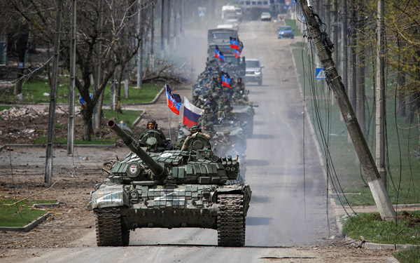 ロシアは「マリウポリを掌握」というが…（ロシア国旗を立て進軍する新ロシア派武装勢力）／（Ｃ）ロイター