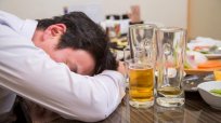 人はなぜ失敗するほど酒を飲む？ テストで分かるアルコール依存症の疑い、減酒薬って何だ