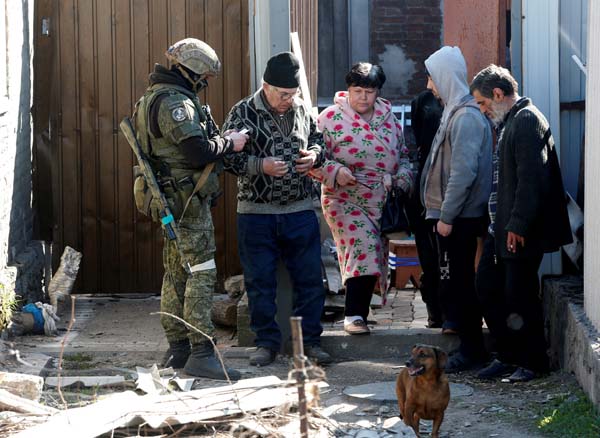 マリウポリ市内、住民登録証をチェックするために家々を調べて回る新ロシア派武装隊（Ｃ）ロイター
