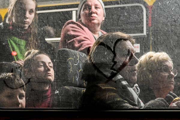 避難者用バスで待機する市民（Ｃ）ロイター