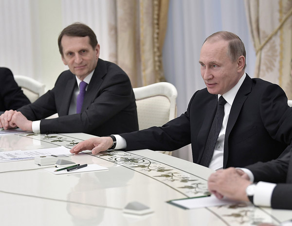 2人は同世代で旧知の仲（ロシアのプーチン大統領とセルゲイ・ナルイシキン長官＝左）／（Ｃ）ロイター