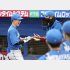 先制弾を放った松本剛を出迎える新庄監督（右）／（Ｃ）共同通信社