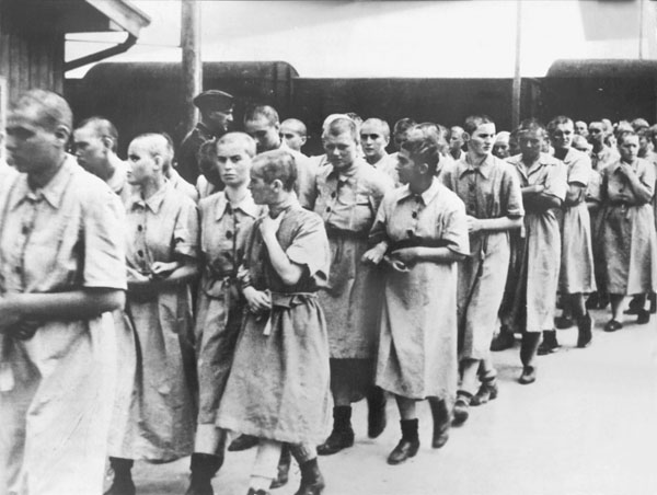 アウシュビッツ強制収容所、強制労働に連れ出される女性収容者（Ｃ）DPA／共同通信イメージズ