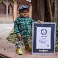 ネパールの「世界で最も身長の低い10代男性」がギネス証明書とパチリ