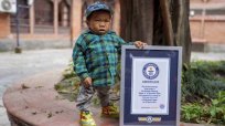 ネパールの「世界で最も身長の低い10代男性」がギネス証明書とパチリ