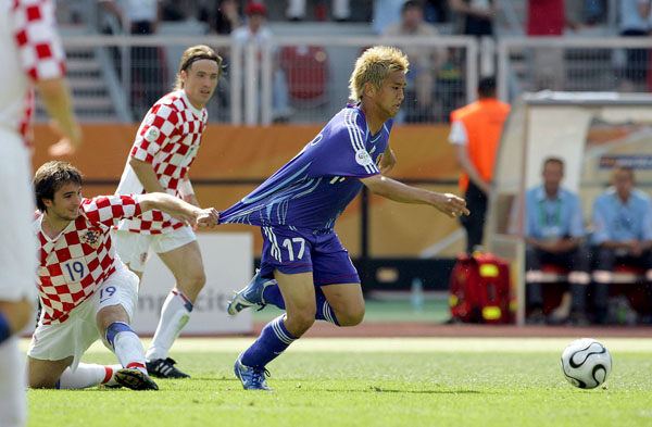2006年ドイツＷ杯・クロアチア戦でユニフォームを引っ張られる（Ｃ）ＪＭＰＡ