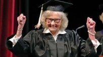 84歳女性が60年越しでミネソタ大学を卒業！コロナ禍で最大の“難問”だったのは…