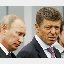 ドミトリー・コザク大統領府副長官（右）は騎兵の血（左＝プーチン大統領）／（Ｃ）ロイター
