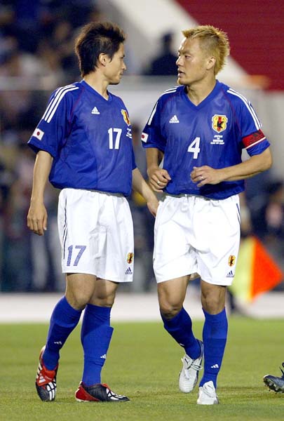 日韓W杯前のスウェーデン戦でプレーした森岡（右）と宮本（Ｃ）日刊ゲンダイ
