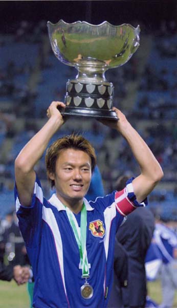 2000年アジアカップで優勝杯を掲げる（Ｃ）Norio ROKUKAWA／office La Strada
