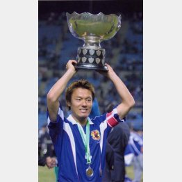 2000年アジアカップで優勝杯を掲げる（Ｃ）Norio ROKUKAWA／office La Strada