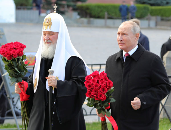 長くタッグを組んできたが…（ロシア正教トップのキリル1世総司教とプーチン大統領＝右）　（Ｃ）ロイター／Sputnik