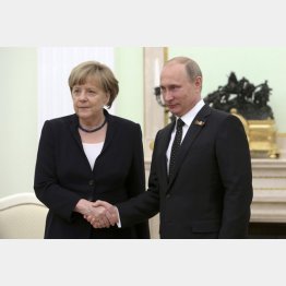 「ウクライナ領土の一体性」をプーチン大統領（右）に約束させたメルケル独首相だったが…（Ｃ）ロイター＝共同