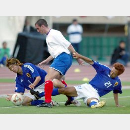 日韓W杯前のスロバキア戦で松田直樹（左=故人）と相手選手を挟み込む（Ｃ）日刊ゲンダイ