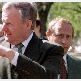 サンクトペテルブルク市で働いていた頃からの関係か？（1994年当時のプーチン大統領、手前はサプチャク同市長）／（Ｃ）ロイター