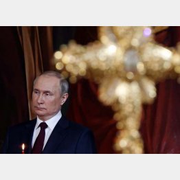ロウソクを手に十字を切った（ロシアのプーチン大統領）／（Ｃ）ロイター