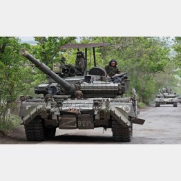 装甲車に「Z」（ドネツク地域で進軍する新ロシア派武装部隊）　（Ｃ）ロイター