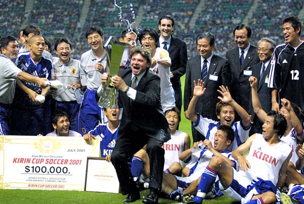 2001年キリンカップ優勝セレモニーでDF松田（故人）に水をかけられる（Ｃ）日刊ゲンダイ