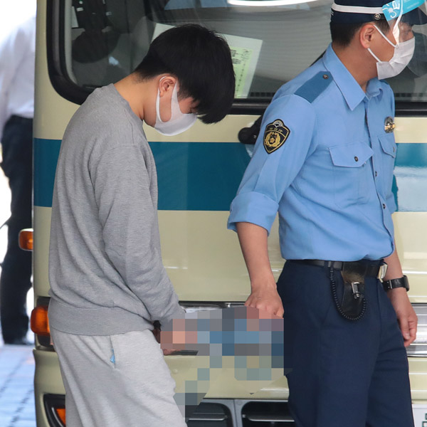 3日午前、送検される塚本晃平容疑者（Ｃ）日刊ゲンダイ