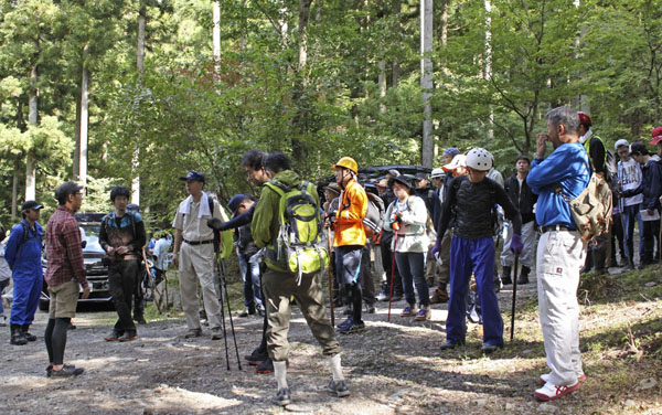 小倉美咲さんを捜索するため、キャンプ場に集まったボランティア（Ｃ）共同通信社