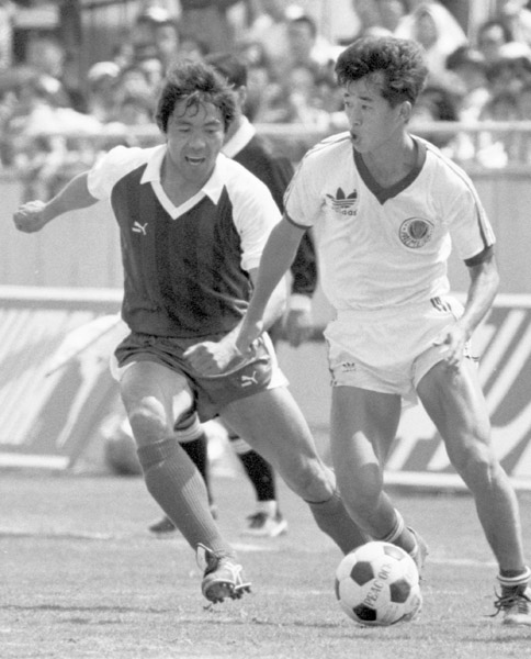 1986年キリンカップでブラジル・パルメイラスの三浦カズ（右）とドイツ・ブレーメンの奥寺康彦とのマッチアップ（Ｃ）共同通信社