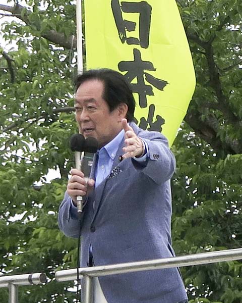 「顔のこと言うとたたかれる」 5日、街頭演説で言い放った日本維新の会の石井章参院議員（Ｃ）共同通信社