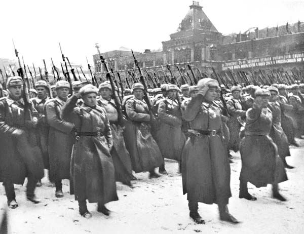 革命記念日でモスクワの赤の広場をパレードする陸軍兵士。兵士たちはこの後、独ソ戦の前線に向かった（Ｃ）タス＝共同