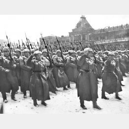 革命記念日でモスクワの赤の広場をパレードする陸軍兵士。兵士たちはこの後、独ソ戦の前線に向かった（Ｃ）タス＝共同