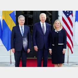 米国は北欧2国NATO加盟に全面的支援（左からフィンランドのニーニスト大統領、バイデン米大統領、スウェーデンのアンデション首相）／（Ｃ）ロイター