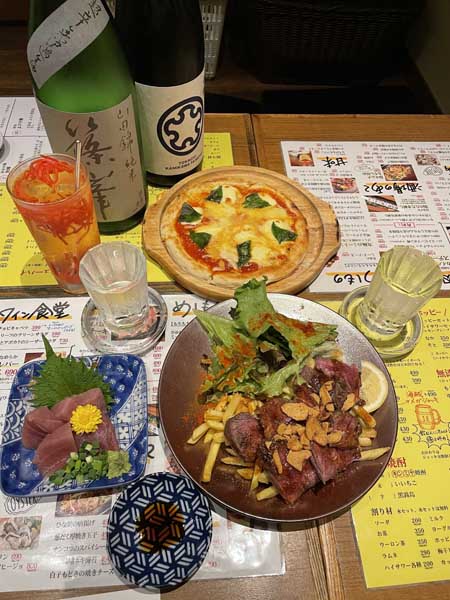 おじさんも若者も好きそうなメニューがズラリ（Ｃ）日刊ゲンダイ