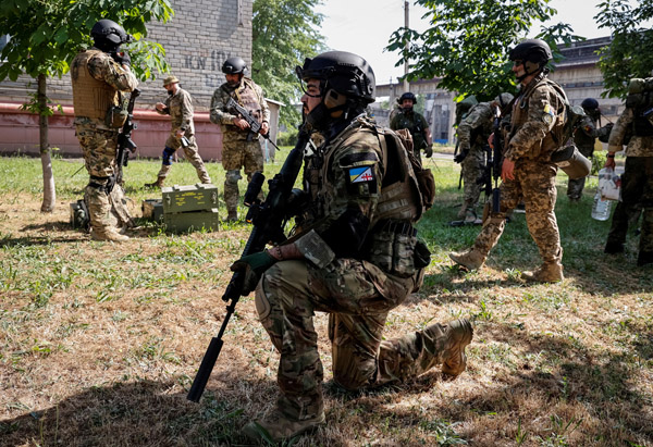 ルガンスク州セベロドネツクで攻防戦を続けるウクライナ軍とウクライナ支持の外国人部隊兵士ら（Ｃ）ロイター