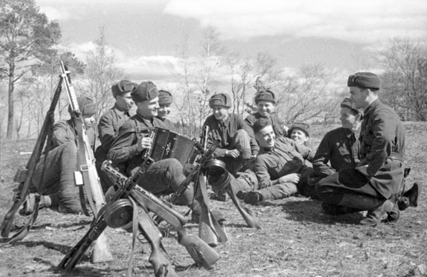 前線のロシアの赤軍兵士、戦いの合間に休憩をとる（Ｃ）Sputnik／共同通信イメージズ